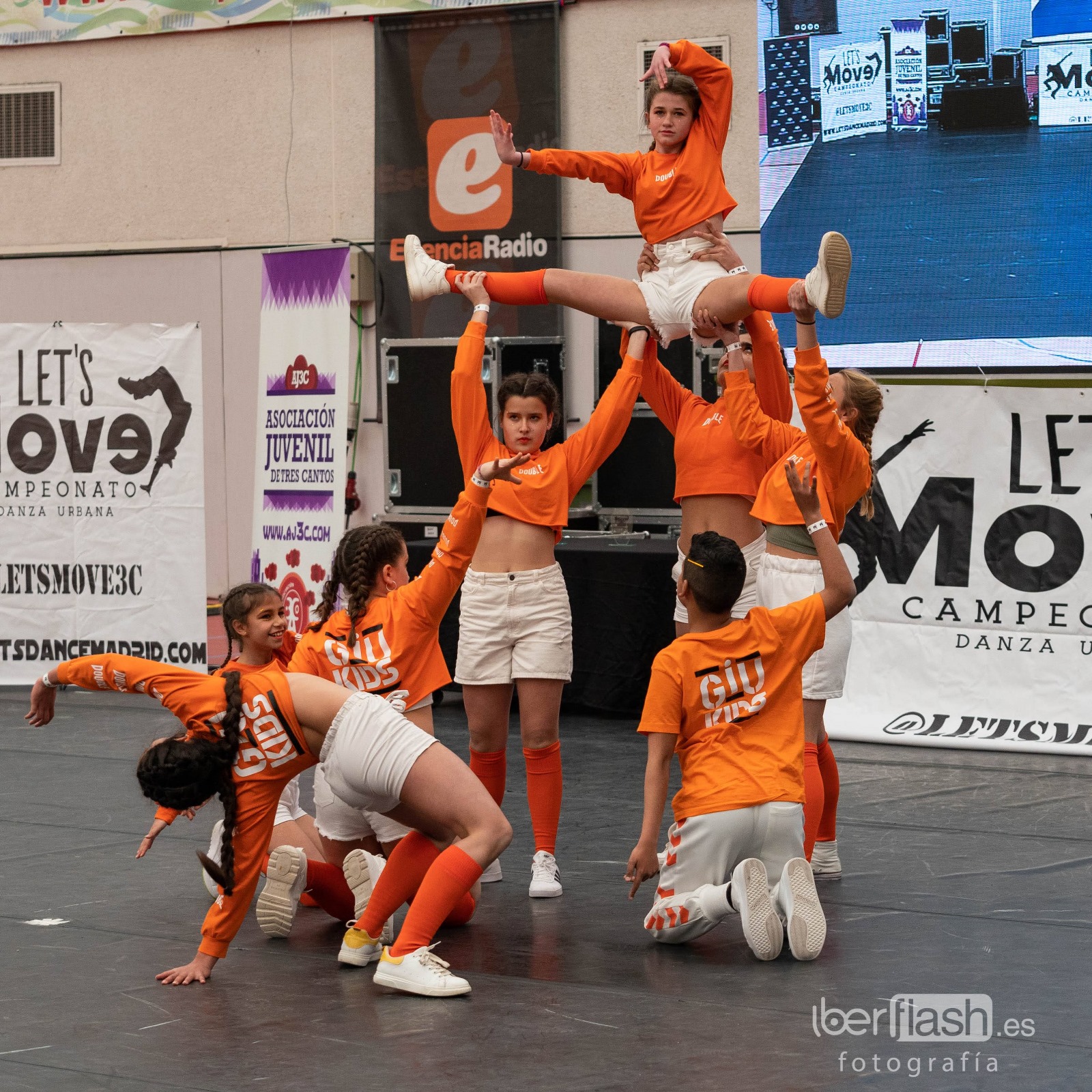 Campeonato Let´s Move grupo de bailarines cran piramide